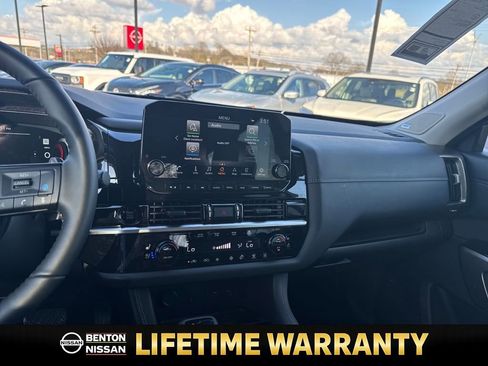 Used 2025 Nissan Pathfinder Platinum w/ Black Appearance Package image 18