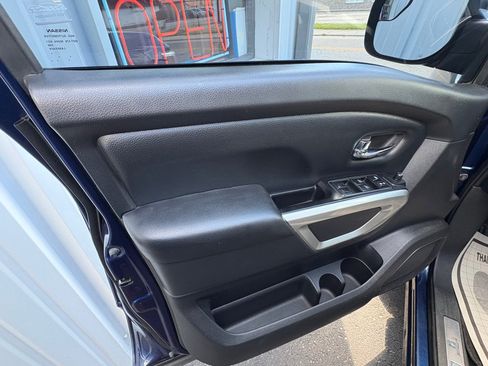 Used 2018 Nissan Titan SV w/ SV Convenience Package RWD image 8