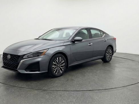 Used 2025 Nissan Altima 2.5 SV image 3