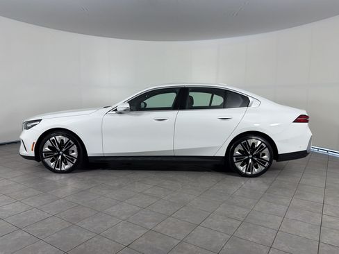 Used 2026 BMW 530i RWD image 2
