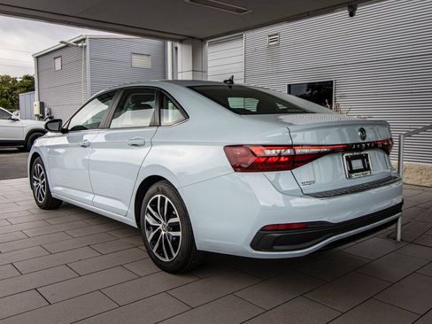 Used 2025 Volkswagen Jetta SE FWD image 11