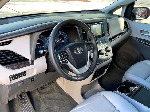 Used 2017 Toyota Sienna XLE image 15