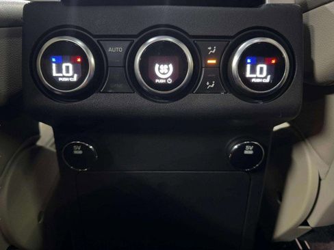 Used 2017 Land Rover Discovery HSE image 33