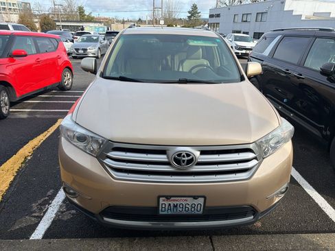 Used 2011 Toyota Highlander Limited w/ Tow Pkg image 2
