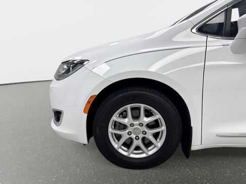 Used 2020 Chrysler Pacifica Touring-L FWD image 18