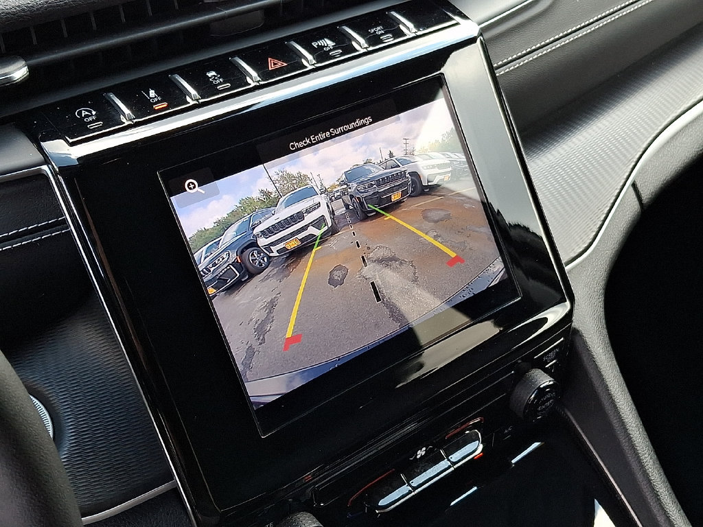Certified 2023 Jeep Grand Cherokee Laredo X AWD/4WD image 18