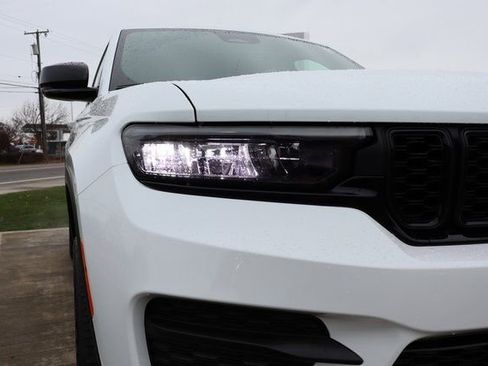 New 2025 Jeep Grand Cherokee Altitude image 4