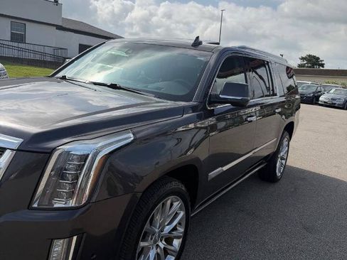 Used 2018 Cadillac Escalade ESV Premium Luxury AWD/4WD image 43