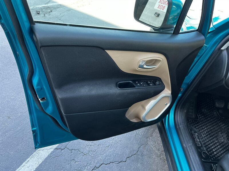Used 2019 Jeep Renegade Latitude w/ Safety & Security Group II AWD/4WD image 15