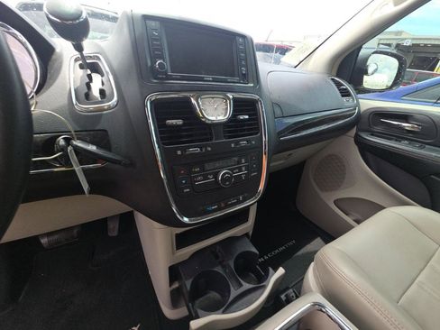 Used 2013 Chrysler Town & Country Touring FWD image 12