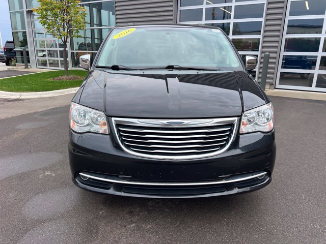 Used 2016 Chrysler Town & Country Touring-L w/ Driver Convenience Group FWD image 2