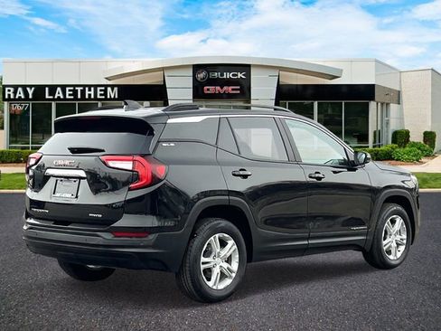 Used 2023 GMC Terrain SLE w/ Driver Convenience Package image 5
