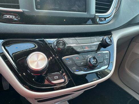Used 2022 Chrysler Voyager LX FWD image 33