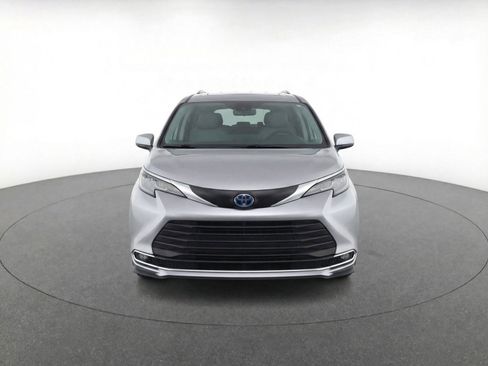 Used 2024 Toyota Sienna XLE image 2