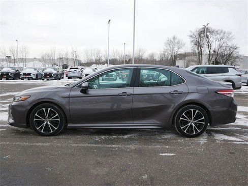Used 2020 Toyota Camry SE image 4