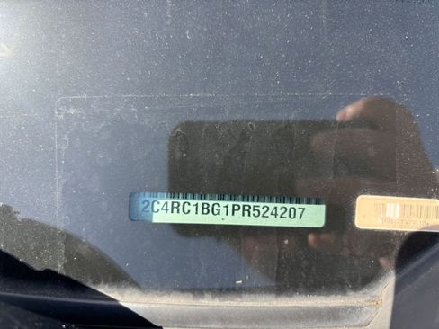 Used 2023 Chrysler Pacifica Touring-L image 10