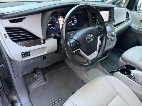 Used 2018 Toyota Sienna XLE image 27