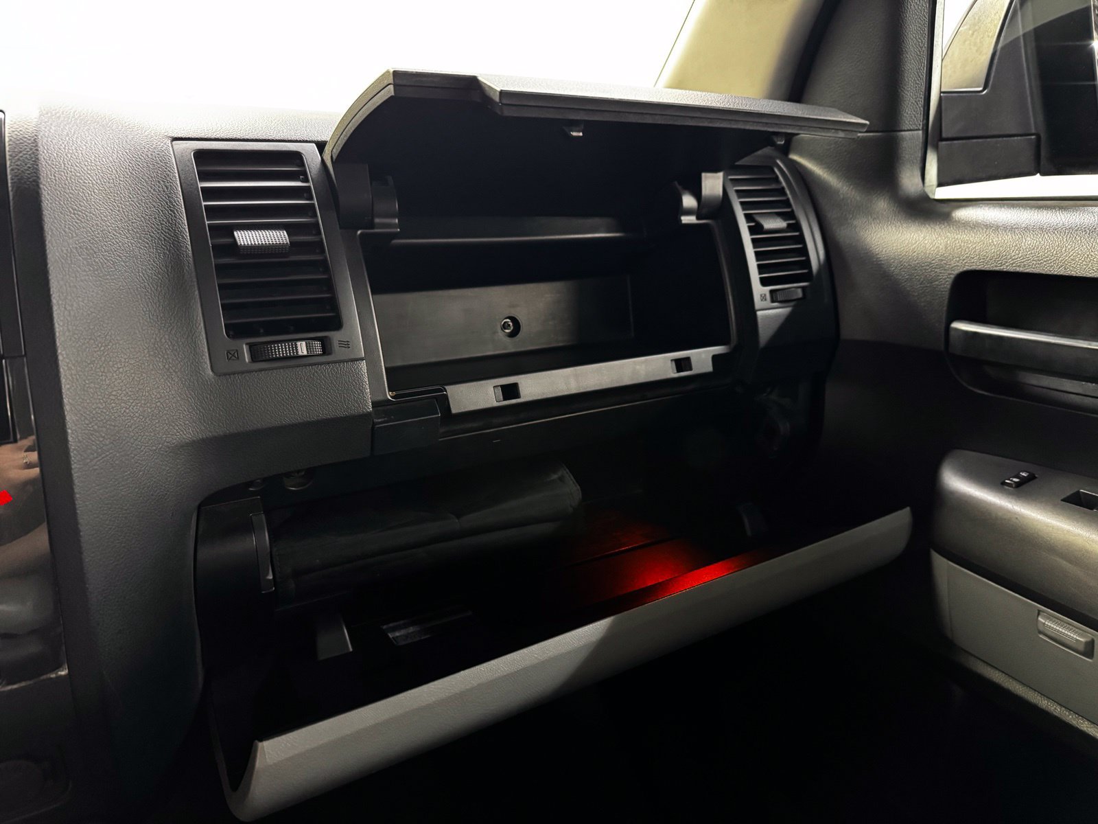 Used 2010 Toyota Sequoia SR5 AWD/4WD image 32
