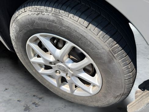 Used 2023 Chrysler Pacifica Touring-L FWD image 9