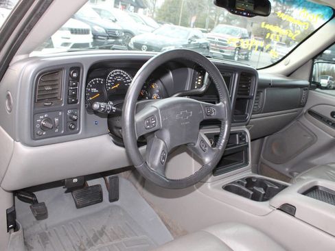Used 2005 Chevrolet Suburban Z71 w/ Preferred Equipment Group image 13