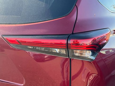 Used 2022 Toyota Highlander XLE AWD/4WD image 18