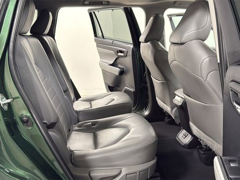 Used 2023 Toyota Highlander XLE image 18
