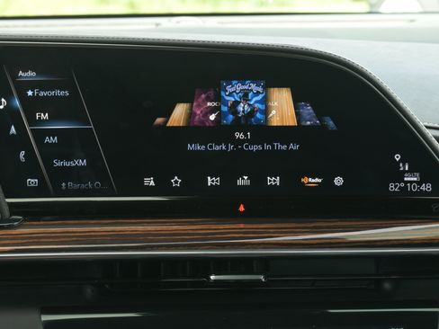 Used 2022 Cadillac Escalade Premium Luxury AWD/4WD image 15