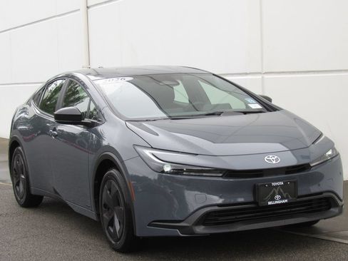 Used 2026 Toyota Prius LE AWD/4WD image 2