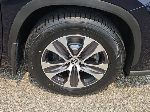 Used 2021 Toyota Highlander XLE AWD/4WD image 10