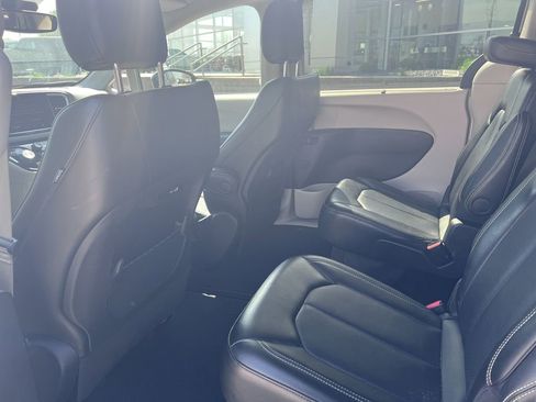 Used 2024 Chrysler Pacifica Touring-L image 12