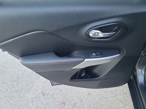 Used 2018 Jeep Cherokee Trailhawk image 11