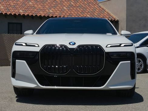 New 2026 BMW 740i w/ Premium Package RWD image 2