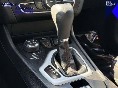 Used 2017 Jeep Cherokee Trailhawk AWD/4WD image 16