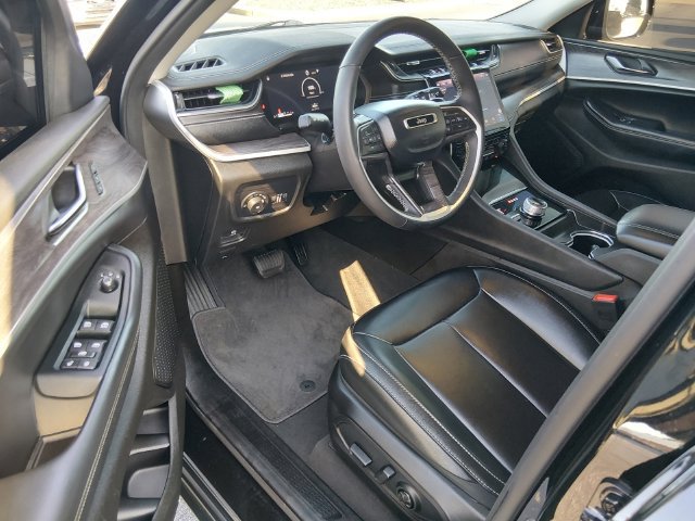 Used 2024 Jeep Grand Cherokee Limited AWD/4WD image 9