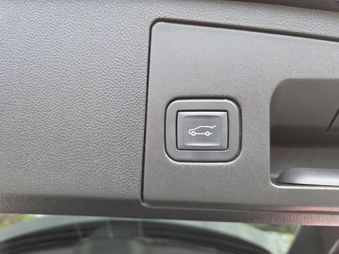 Used 2025 Cadillac XT4 Premium Luxury image 19