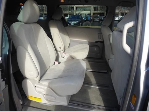 Used 2013 Toyota Sienna L image 27