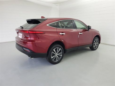 Used 2022 Toyota Venza LE image 5