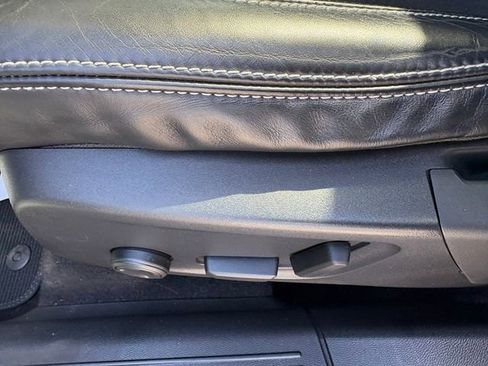 Used 2020 Volvo XC40 T4 R-Design image 25