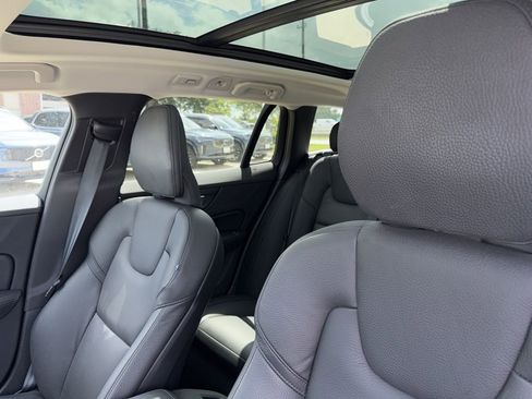 Used 2025 Volvo V60 B5 Cross Country Plus image 9