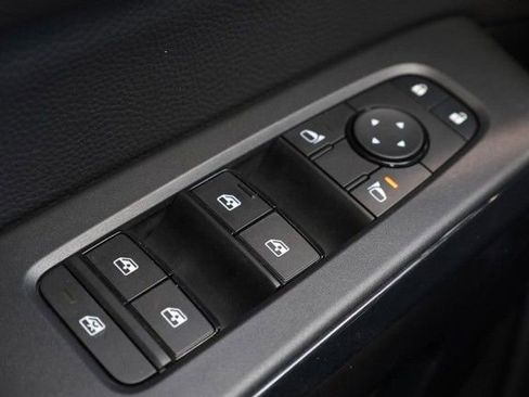 Certified 2025 Nissan Pathfinder SV FWD image 19