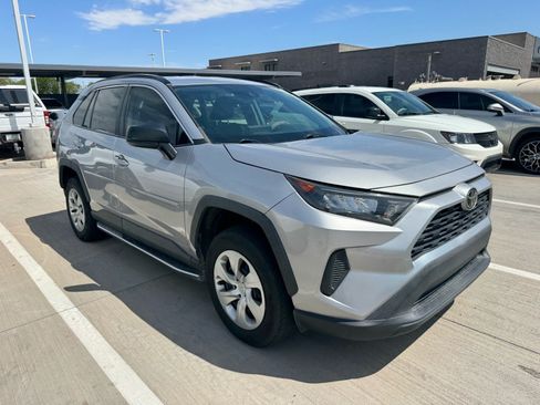 Used 2021 Toyota RAV4 LE FWD image 5