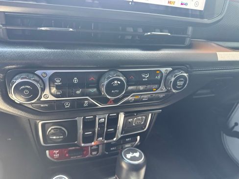 Used 2024 Jeep Wrangler Unlimited Rubicon AWD/4WD image 11