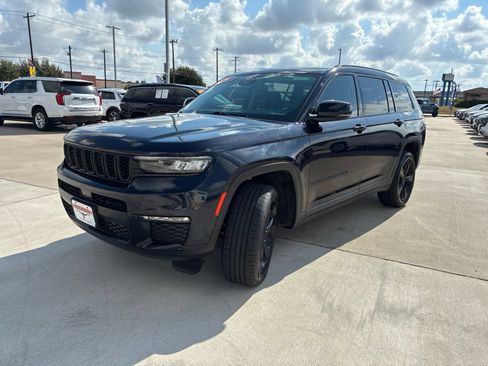 Used 2023 Jeep Grand Cherokee L Limited w/ Black Appearance Package AWD/4WD image 3