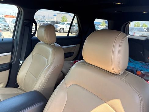 Used 2017 Ford Explorer XLT w/ Equipment Group 202A AWD/4WD image 12