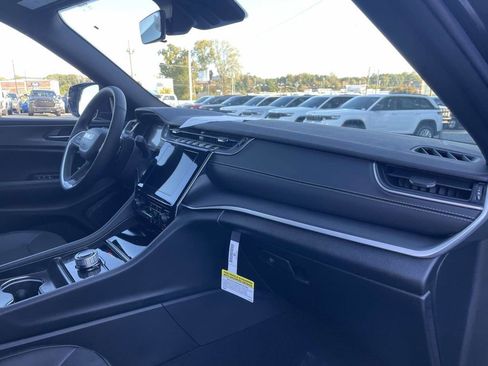 New 2025 Jeep Grand Cherokee Altitude image 14