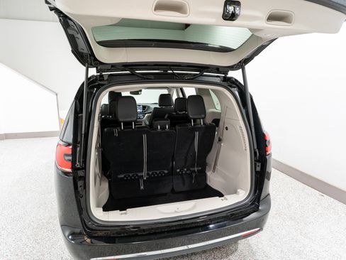 Used 2024 Chrysler Pacifica Touring-L image 33