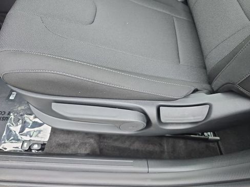 Used 2025 Hyundai Elantra SE FWD image 12