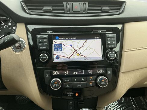 Used 2017 Nissan Rogue SV w/ Sun & Sound Touring Package image 21