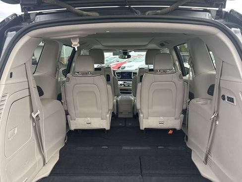 Used 2018 Chrysler Pacifica Limited w/ Tire & Wheel Group FWD image 34