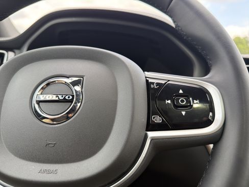 Used 2022 Volvo XC60 T8 R-Design w/ Advanced Package AWD/4WD image 9